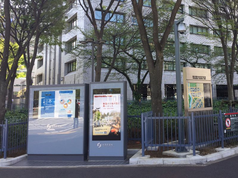 不安定な気候が続く屋外で
安定した情報を発信する屋外デジタルサイネージ 5aa4863137f9a8913d88fa92b91c81f5.jpg